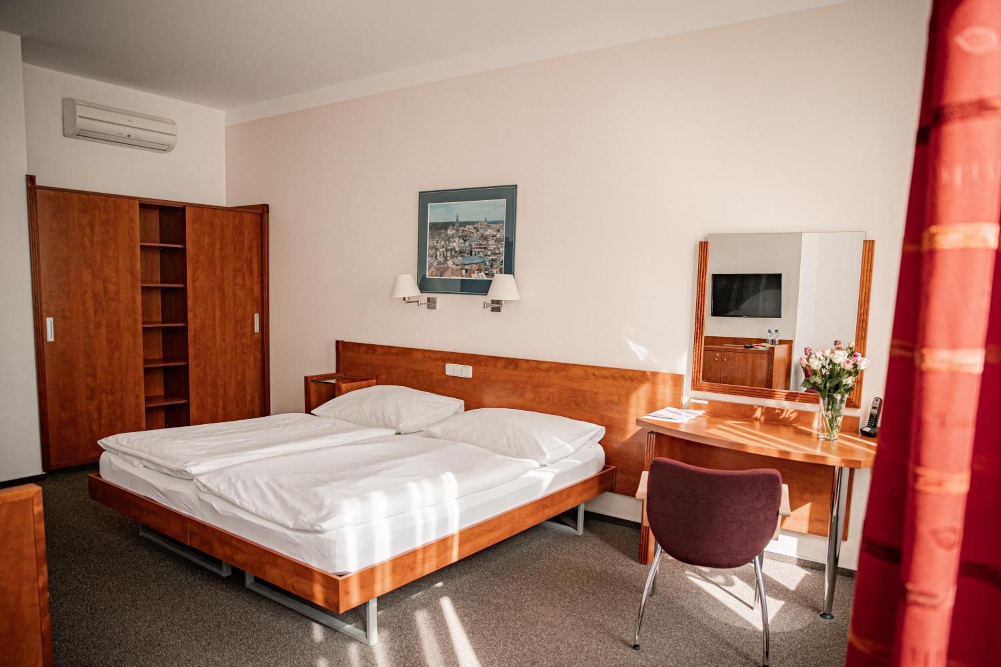 Hotel Iberia Опава Экстерьер фото