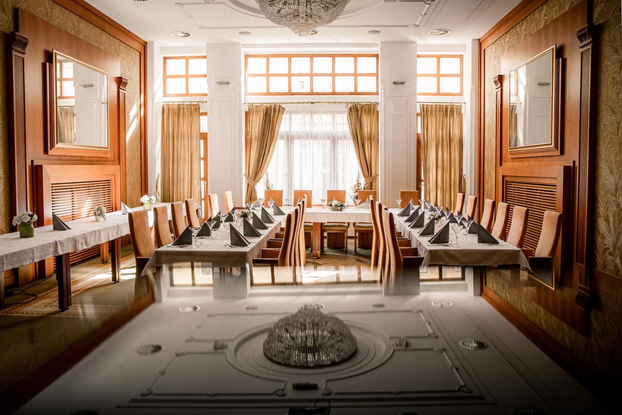 Hotel Iberia Опава Экстерьер фото