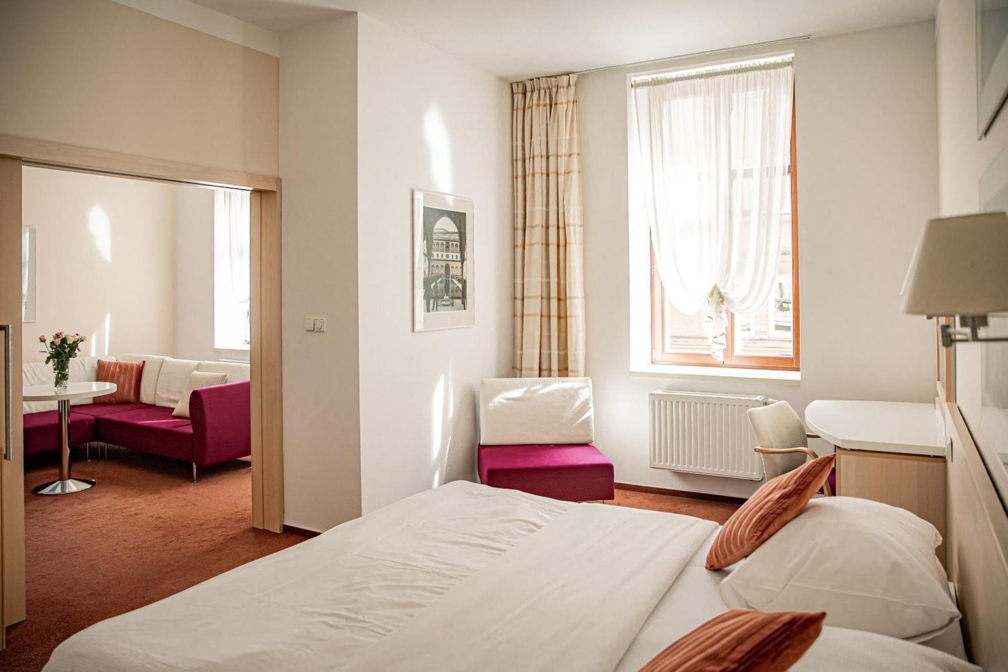 Hotel Iberia Опава Экстерьер фото