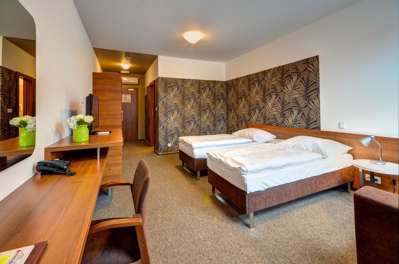 Hotel Iberia Опава Экстерьер фото