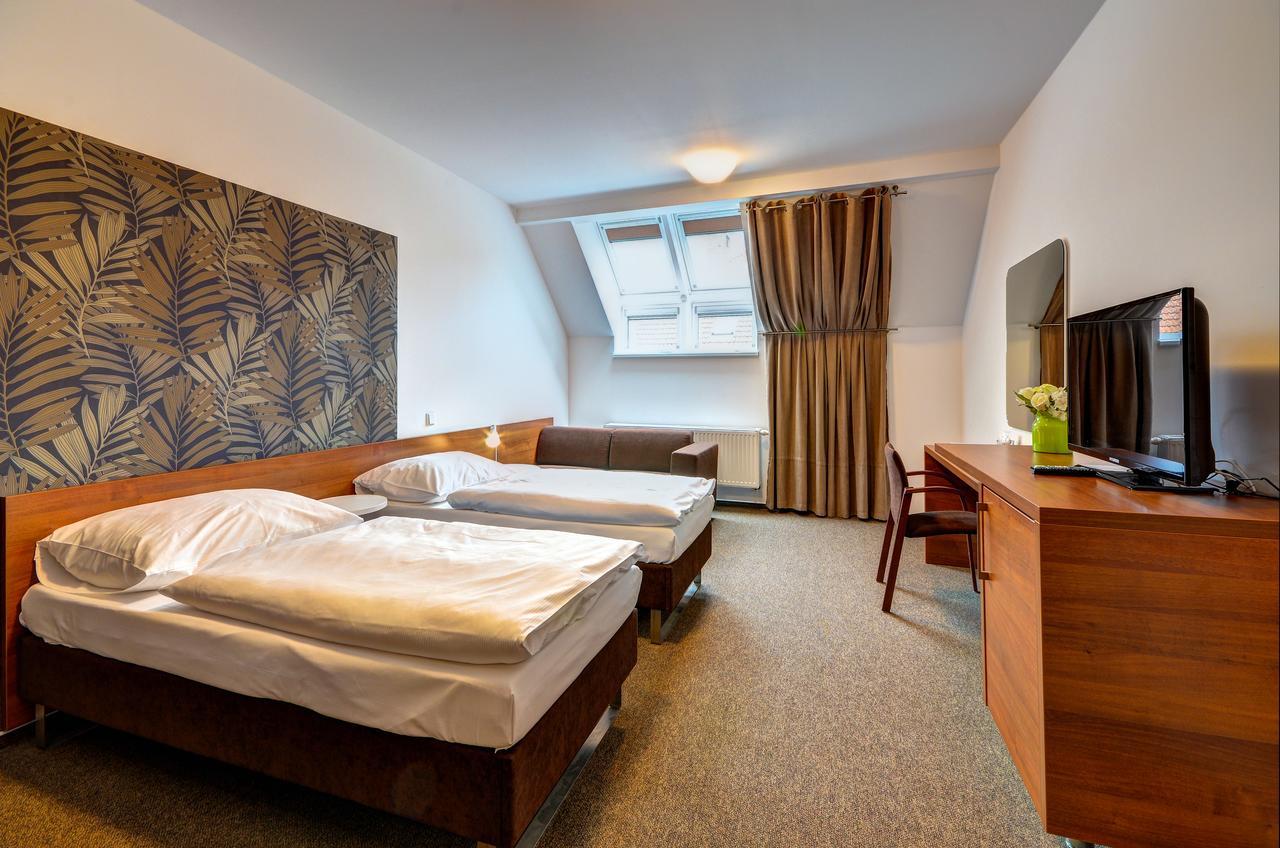 Hotel Iberia Опава Экстерьер фото